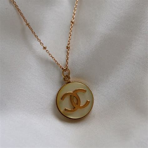 COLLIER CHANEL UPCYCLÉ NACRE GRISÉE RARE.